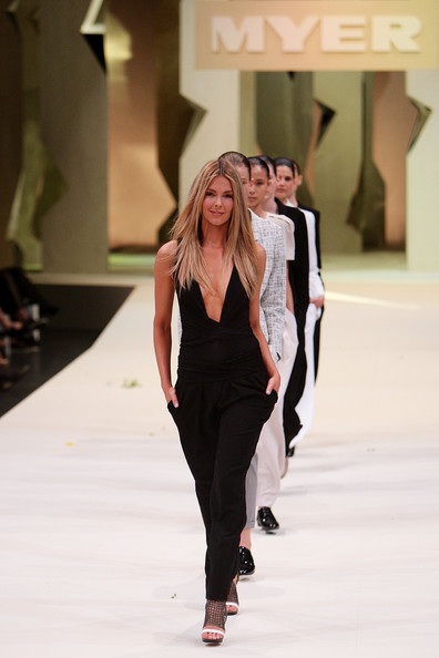 Cựu Hoa hậu Hoàn vũ rạng ngời trên sàn catwalk - 12