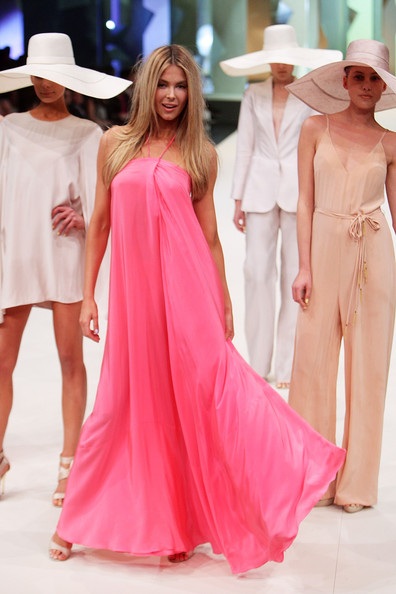 Cựu Hoa hậu Hoàn vũ rạng ngời trên sàn catwalk - 13