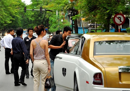 Jennifer Phạm đi cùng đoàn siêu xe - 1 Jennifer Phạm đi cùng đoàn siêu xe - 1