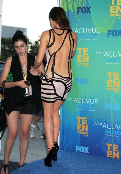 Váy áo của Lucy Hale gây xôn xao tại lễ trao giải Teen Choice - 6 Váy áo của Lucy Hale gây xôn xao tại lễ trao giải Teen Choice - 6