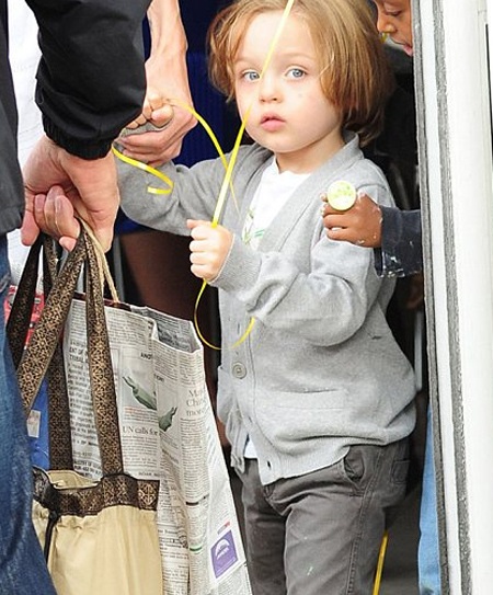 Pax Thiên được bố mẹ đưa đi ăn tối - 3 Pax Thiên được bố mẹ đưa đi ăn tối - 3