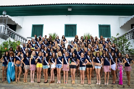 Mỹ nhân hoàn vũ thả dáng trên biển - 1 Mỹ nhân hoàn vũ thả dáng trên biển - 1