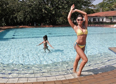 Mỹ nhân hoàn vũ thả dáng trên biển - 4 Mỹ nhân hoàn vũ thả dáng trên biển - 4