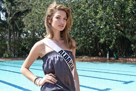 Mỹ nhân hoàn vũ thả dáng trên biển - 7 Mỹ nhân hoàn vũ thả dáng trên biển - 7