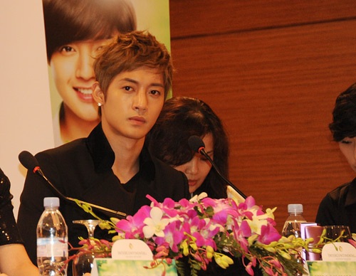 Hai chữ “thần tượng” sau khi Kim Hyun Joong đến Việt Nam - 1 Hai chữ “thần tượng” sau khi Kim Hyun Joong đến Việt Nam - 1