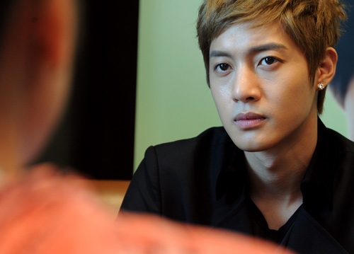 Hai chữ “thần tượng” sau khi Kim Hyun Joong đến Việt Nam - 2 Hai chữ “thần tượng” sau khi Kim Hyun Joong đến Việt Nam - 2