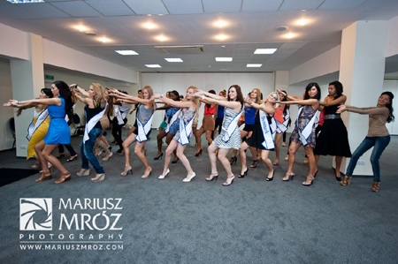 Hình ảnh thú vị về Thu Mây và người đẹp dự thi Hoa hậu siêu quốc gia - 8 Hình ảnh thú vị về Thu Mây và người đẹp dự thi Hoa hậu siêu quốc gia - 8