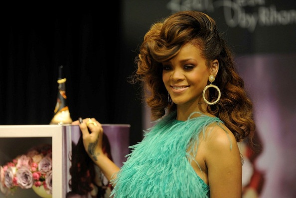 Rihanna lại có tóc mới - 6 Rihanna lại có tóc mới - 6