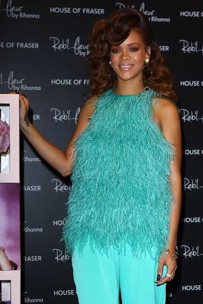 Rihanna lại có tóc mới - 11 Rihanna lại có tóc mới - 11