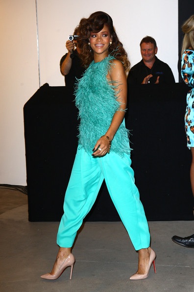 Rihanna lại có tóc mới - 1 Rihanna lại có tóc mới - 1