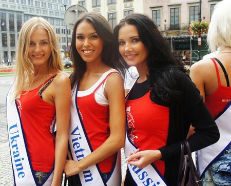 Thu Mây vui vẻ bên các người đẹp dự thi Hoa hậu Siêu quốc gia - 1 Thu Mây vui vẻ bên các người đẹp dự thi Hoa hậu Siêu quốc gia - 1