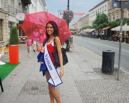 Thu Mây vui vẻ bên các người đẹp dự thi Hoa hậu Siêu quốc gia - 2 Thu Mây vui vẻ bên các người đẹp dự thi Hoa hậu Siêu quốc gia - 2