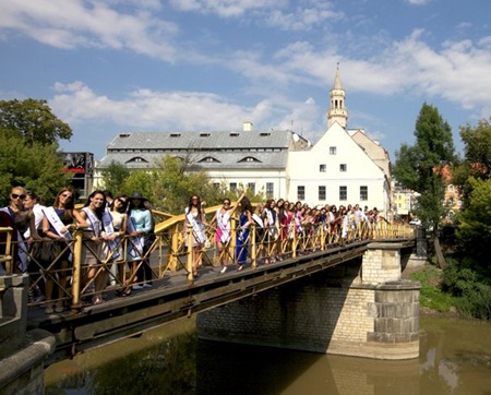 Thu Mây vui vẻ bên các người đẹp dự thi Hoa hậu Siêu quốc gia - 8 Thu Mây vui vẻ bên các người đẹp dự thi Hoa hậu Siêu quốc gia - 8