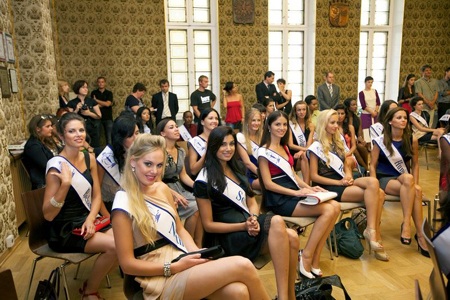 Thu Mây vui vẻ bên các người đẹp dự thi Hoa hậu Siêu quốc gia - 9 Thu Mây vui vẻ bên các người đẹp dự thi Hoa hậu Siêu quốc gia - 9