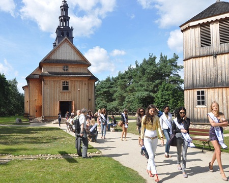 Thu Mây vui vẻ bên các người đẹp dự thi Hoa hậu Siêu quốc gia - 17 Thu Mây vui vẻ bên các người đẹp dự thi Hoa hậu Siêu quốc gia - 17