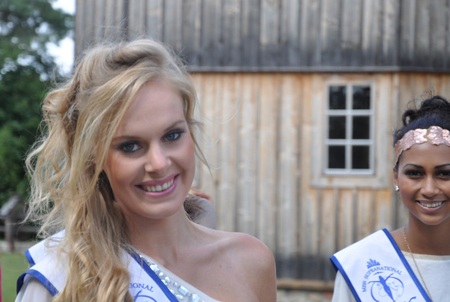 Thu Mây vui vẻ bên các người đẹp dự thi Hoa hậu Siêu quốc gia - 18 Thu Mây vui vẻ bên các người đẹp dự thi Hoa hậu Siêu quốc gia - 18