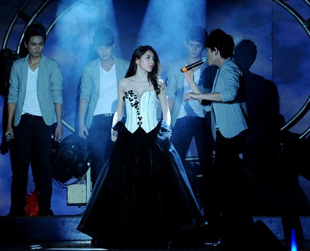 Thủy Tiên khoe dáng quyến rũ bên V.Music  - 1