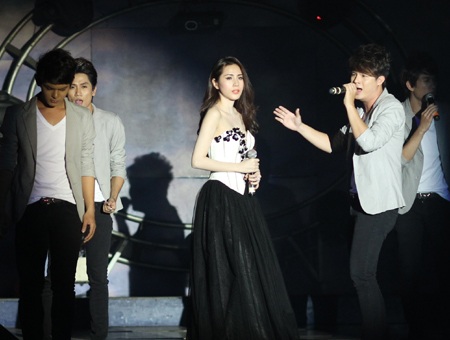 Thủy Tiên khoe dáng quyến rũ bên V.Music  - 2