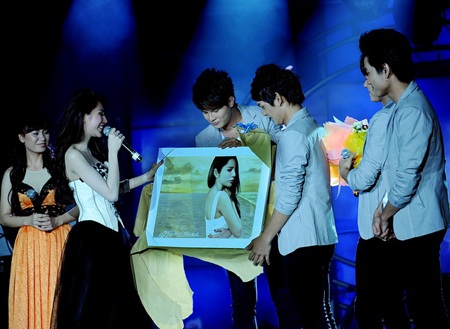 Thủy Tiên khoe dáng quyến rũ bên V.Music  - 4