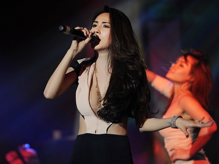 Thủy Tiên khoe dáng quyến rũ bên V.Music  - 5