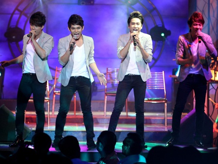 Thủy Tiên khoe dáng quyến rũ bên V.Music  - 9