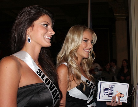 Người đẹp Hoàn vũ đi xem nhạc kịch - 1 Người đẹp Hoàn vũ đi xem nhạc kịch - 1