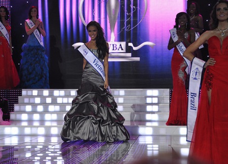 Thu Mây: Nhỏ bé vẫn tỏa sáng trong đêm chung kết Hoa hậu Siêu quốc gia - 41