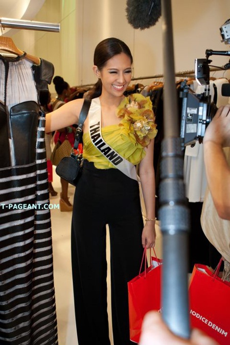 Hoàng My và người đẹp Hoàn vũ vui tươi đi mua sắm - 6