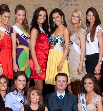 Hoàng My và người đẹp Hoàn vũ vui tươi đi mua sắm - 1