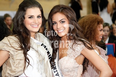 Hoàng My và người đẹp Hoàn vũ vui tươi đi mua sắm - 22