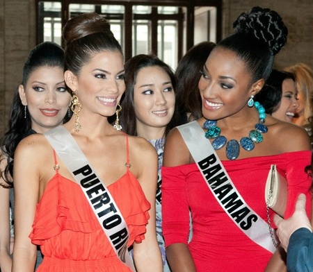 Hoàng My và người đẹp Hoàn vũ vui tươi đi mua sắm - 24