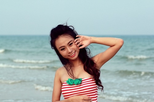 Cô bạn Miss Teen trổ tài làm "mặt xấu" trước biển - 2 Cô bạn Miss Teen trổ tài làm "mặt xấu" trước biển - 2