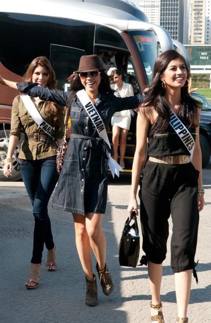 Người đẹp Hoàn vũ đi xem đua ngựa - 1