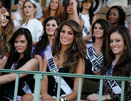 Người đẹp Hoàn vũ đi xem đua ngựa - 11