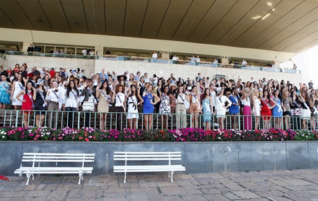 Người đẹp Hoàn vũ đi xem đua ngựa - 20