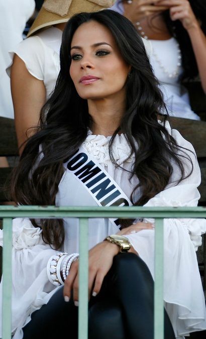 Người đẹp Hoàn vũ đi xem đua ngựa - 22