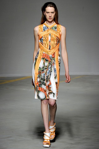 BST điệu đà của Christopher Kane - 22