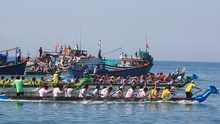 Ninh Thuận: Sôi nổi đua thuyền rồng, lắc thúng chai - 1 Ninh Thuận: Sôi nổi đua thuyền rồng, lắc thúng chai - 1