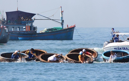 Ninh Thuận: Sôi nổi đua thuyền rồng, lắc thúng chai - 2 Ninh Thuận: Sôi nổi đua thuyền rồng, lắc thúng chai - 2