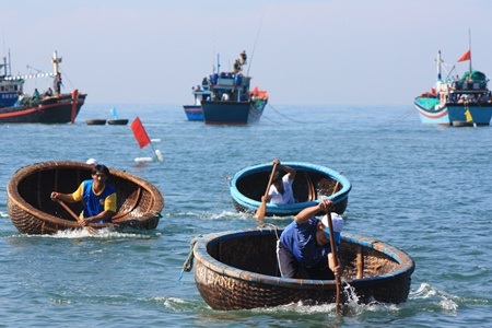 Ninh Thuận: Sôi nổi đua thuyền rồng, lắc thúng chai - 3 Ninh Thuận: Sôi nổi đua thuyền rồng, lắc thúng chai - 3