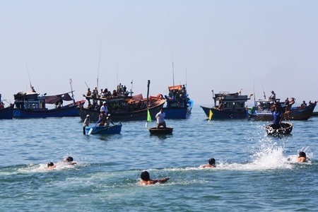 Ninh Thuận: Sôi nổi đua thuyền rồng, lắc thúng chai - 4 Ninh Thuận: Sôi nổi đua thuyền rồng, lắc thúng chai - 4