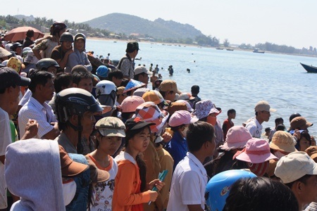 Ninh Thuận: Sôi nổi đua thuyền rồng, lắc thúng chai - 6 Ninh Thuận: Sôi nổi đua thuyền rồng, lắc thúng chai - 6