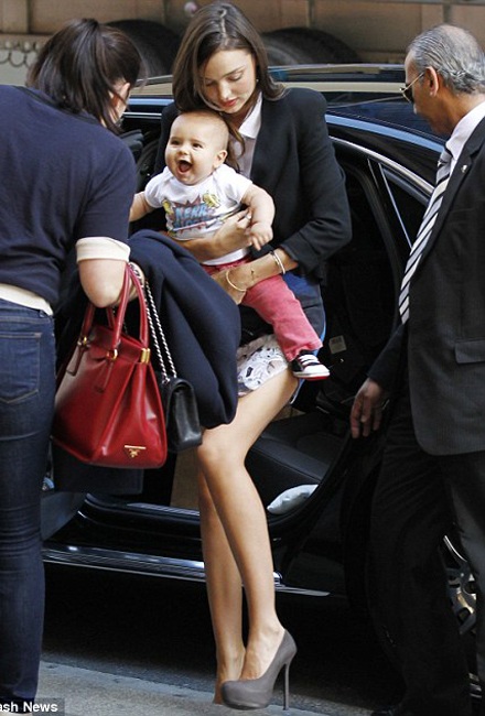 Thiên thần Victoria 's Secret khoe chân dài và cục cưng đáng yêu - 3 Thiên thần Victoria 's Secret khoe chân dài và cục cưng đáng yêu - 3