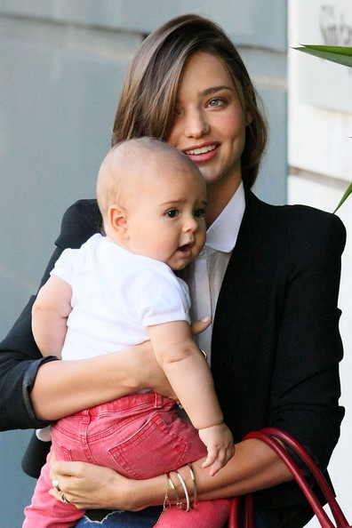 Thiên thần Victoria 's Secret khoe chân dài và cục cưng đáng yêu - 6 Thiên thần Victoria 's Secret khoe chân dài và cục cưng đáng yêu - 6