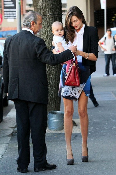 Thiên thần Victoria 's Secret khoe chân dài và cục cưng đáng yêu - 7 Thiên thần Victoria 's Secret khoe chân dài và cục cưng đáng yêu - 7