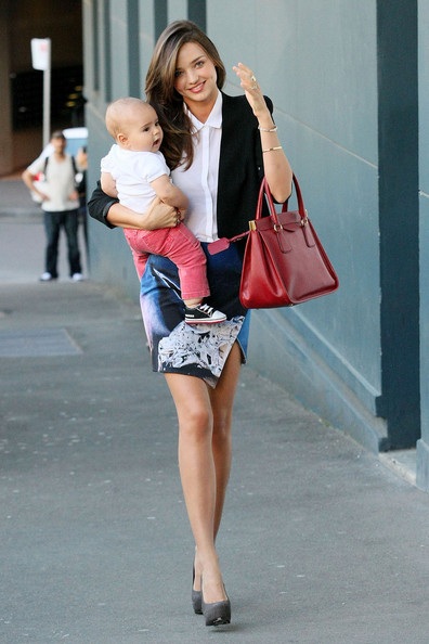 Thiên thần Victoria 's Secret khoe chân dài và cục cưng đáng yêu - 8 Thiên thần Victoria 's Secret khoe chân dài và cục cưng đáng yêu - 8