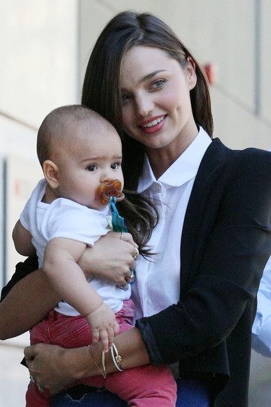 Thiên thần Victoria 's Secret khoe chân dài và cục cưng đáng yêu - 10 Thiên thần Victoria 's Secret khoe chân dài và cục cưng đáng yêu - 10