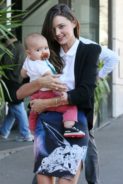 Thiên thần Victoria 's Secret khoe chân dài và cục cưng đáng yêu - 11 Thiên thần Victoria 's Secret khoe chân dài và cục cưng đáng yêu - 11