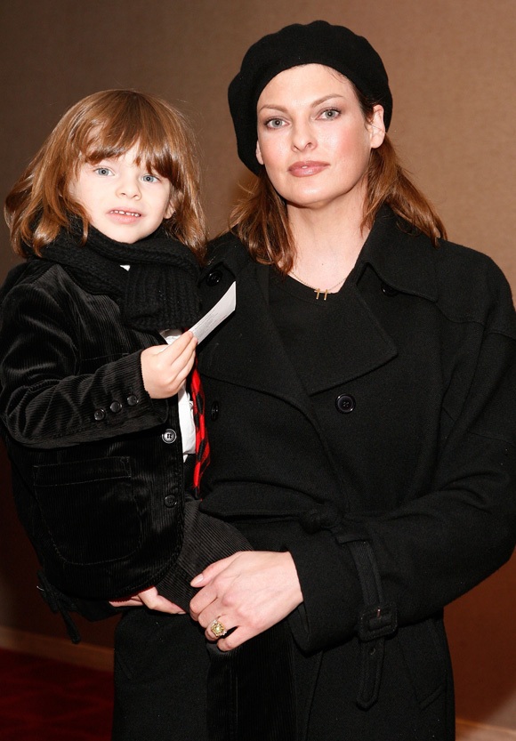 Siêu mẫu Linda Evangelista đòi bồ cũ khoản tiền lớn để nuôi con - 3 Siêu mẫu Linda Evangelista đòi bồ cũ khoản tiền lớn để nuôi con - 3