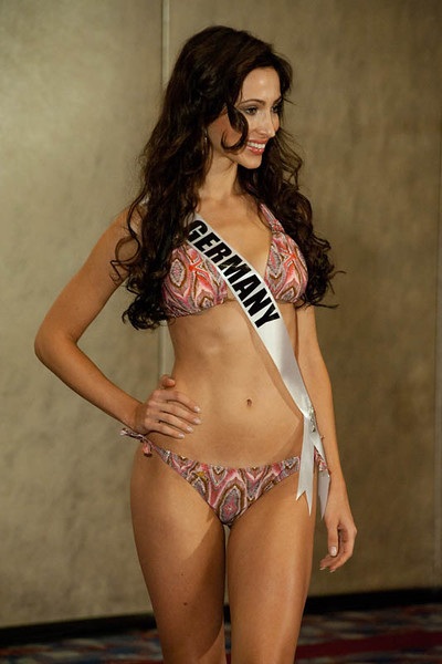 Hoàng My tự tin diện bikini tiếp xúc ban giám khảo - 30 Hoàng My tự tin diện bikini tiếp xúc ban giám khảo - 30